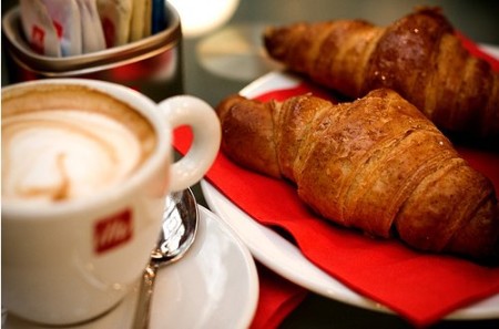 cappuccio e brioches in un bar italiano