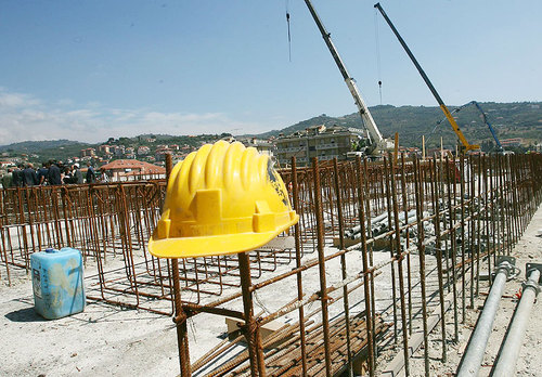 Sicurezza sul lavoro. Appello a Monti: "via la norma che cancella i controlli"