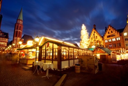 piazza illuminata in una serata natalizia