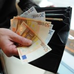 Consumi - Gli italiani spendono solo per cibo e tecnologia